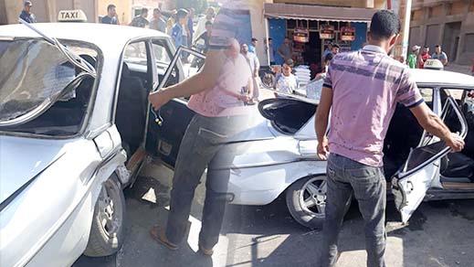 بالصور... إصابات خطيرة في حادث إصطدام سيارتين بمدينة العروي 