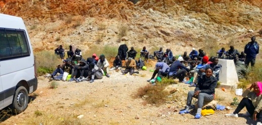 الناظور.. توقيف 78 مهاجرا سريا ضمنهم نساء وأطفال وحجز زورق مطاطي ومبالغ مالية بجماعة البركانيين الناظور.. توقيف 78 مهاجرا سريا ضمنهم نساء وأطفال وحجز زورق مطاطي ومبالغ مالية بجماعة البركانيين