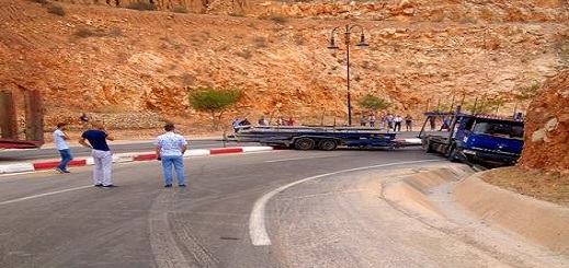 شاحنة تقطع الطريق بمدخل الحسيمة لساعات بعد اصطدامها بحاجز صخري شاحنة تقطع الطريق بمدخل الحسيمة لساعات بعد اصطدامها بحاجز صخري