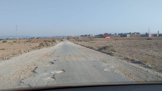 بالصور.. طريق العروي - بني سيدال لوطا يتحول لشريط يتنافس مستعملوه على الظفر بجزئه الأكبر