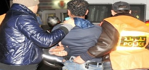 إيقاف مروجين للممنوعات بحوزتهما كميات كبيرة من الشيرا والكيف والخمور بـ"ترقاع" بالناظور إيقاف مروجين للممنوعات بحوزتهما كميات كبيرة من الشيرا والكيف والخمور بـ"ترقاع" بالناظور