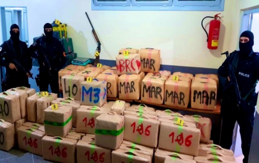 في واقعة دوى فيها الرصاص.. حجز حوالي 3 أطنان من المخدرات بأكادير على متن 3 سيارات انطلقت من مدن الشمال في واقعة دوى فيها الرصاص.. حجز حوالي 3 أطنان من المخدرات بأكادير على متن 3 سيارات انطلقت من مدن الشمال