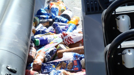 شاهدوا بالفيديو.. العثور على قارب مطاطي بمحركين كان يستعد لنقل مهاجرين الى الجنوب الإسباني شاهدوا بالفيديو.. العثور على قارب مطاطي بمحركين كان يستعد لنقل مهاجرين الى الجنوب الإسباني