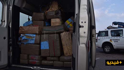 توقيف قارب مطاطي محمل بحوالي طن من الحشيش كان بصدد الإبحار الى الجنوب الإسباني توقيف قارب مطاطي محمل بحوالي طن من الحشيش كان بصدد الإبحار الى الجنوب الإسباني