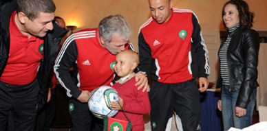 أسود الاطلس يمنحون البهجة لطفل ناظوري مصاب بالسرطان خلال معسكرهم التدريبي بماربيا الإسبانية أسود الاطلس يمنحون البهجة لطفل ناظوري مصاب بالسرطان خلال معسكرهم التدريبي بماربيا الإسبانية