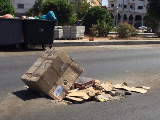 ناشط يحتج على البنية الطرقية المهترئة في الناظور بطريقة مثيرة 