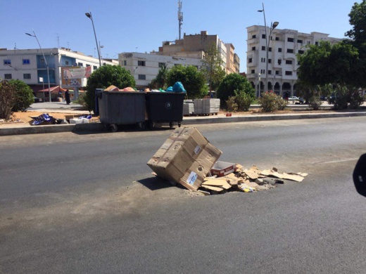 ناشط يحتج على البنية الطرقية المهترئة في الناظور بطريقة مثيرة 