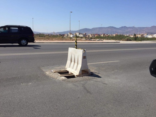 ناشط يحتج على البنية الطرقية المهترئة في الناظور بطريقة مثيرة ناشط يحتج على البنية الطرقية المهترئة في الناظور بطريقة مثيرة