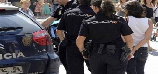 إلقاء القبض على مغربية بعد رشها امرأة وابنها بالبنزين لإحراقهما بإسبانيا إلقاء القبض على مغربية بعد رشها امرأة وابنها بالبنزين لإحراقهما بإسبانيا