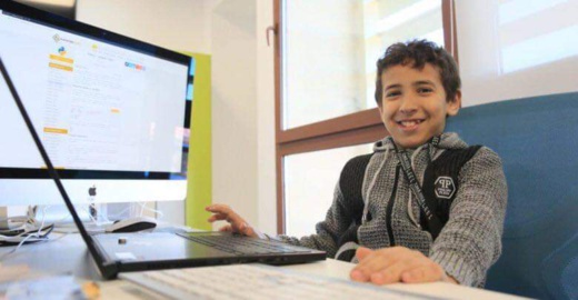 مؤسسة عالمية تتكفل بـ "ايدر مطيع" الطفل النابغة في الانجليزية والبرمجيات مؤسسة عالمية تتكفل بـ "ايدر مطيع" الطفل النابغة في الانجليزية والبرمجيات