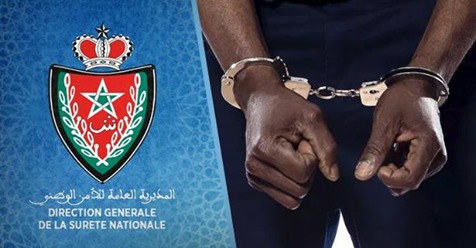 عناصر الشرطة تعتقل غينيا يحتجز ويبتز المهاجرين السريين عناصر الشرطة تعتقل غينيا يحتجز ويبتز المهاجرين السريين
