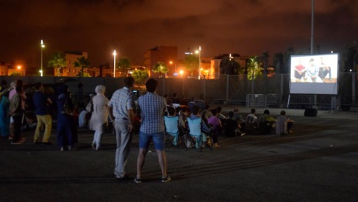 سينما بالهواء الطلق.. شباب يتغلبون على غياب صالات العرض بالناظور سينما بالهواء الطلق.. شباب يتغلبون على غياب صالات العرض بالناظور