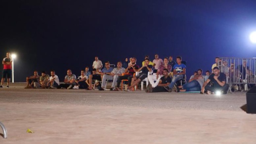 سينما بالهواء الطلق.. شباب يتغلبون على غياب صالات العرض بالناظور سينما بالهواء الطلق.. شباب يتغلبون على غياب صالات العرض بالناظور