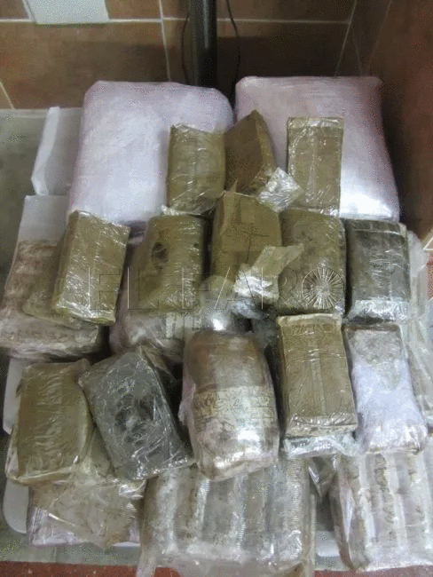 بالصور.. توقيف شخص حاول تهريب 23 كلغ من الحشيش على متن دراجة نارية بالصور.. توقيف شخص حاول تهريب 23 كلغ من الحشيش على متن دراجة نارية