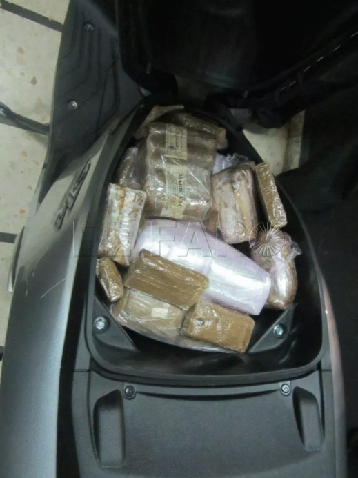 بالصور.. توقيف شخص حاول تهريب 23 كلغ من الحشيش على متن دراجة نارية بالصور.. توقيف شخص حاول تهريب 23 كلغ من الحشيش على متن دراجة نارية