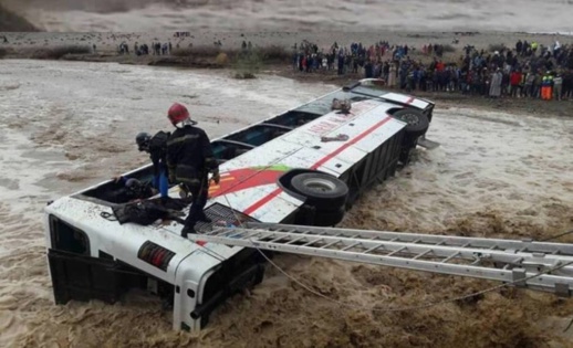 سائق حافلة نقل المسافرين التي انقلبت بواد دمشان يسلم نفسه بعد أن لاذ بالفرار مباشرة بعد الحادث سائق حافلة نقل المسافرين التي انقلبت بواد دمشان يسلم نفسه بعد أن لاذ بالفرار مباشرة بعد الحادث