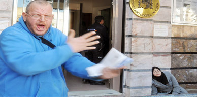 لليوم الثاني على التوالي.. احتجاجات وحالة إغماء أمام باب القنصلية الإسبانية بالناظور لليوم الثاني على التوالي.. احتجاجات وحالة إغماء أمام باب القنصلية الإسبانية بالناظور