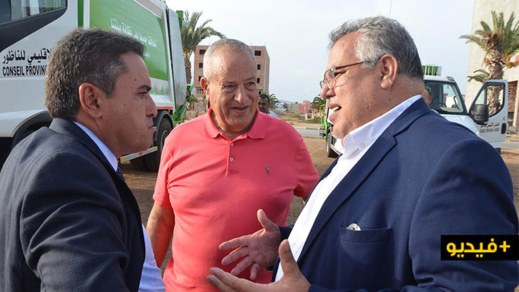 ستساهم في فك العزلة والحد من تراكم الأزبال.. الرحموني يمنح جرافات وشاحنات جمع النفايات لجماعات بالناظور 