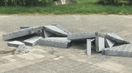 هدم النصب التذكاري للمغربية ضحية هجمات بروكسل “لبنى الفقيري” في مولينبيك بواسطة شاحنة هدم النصب التذكاري للمغربية ضحية هجمات بروكسل “لبنى الفقيري” في مولينبيك بواسطة شاحنة