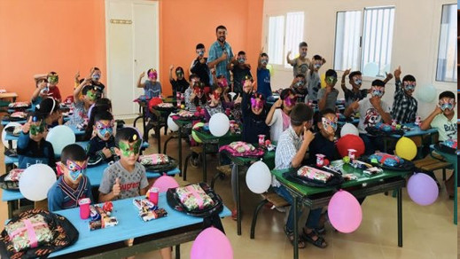 الأستاذ "الميكيماوس" يستقبل التلاميذ بطريقة مختلفة بالحسيمة الأستاذ "الميكيماوس" يستقبل التلاميذ بطريقة مختلفة بالحسيمة