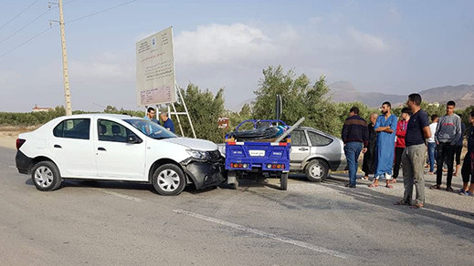 الدريوش.. إصابة شخصين في حادث اصطدام سيارتين و "تريبورطور" بميضار الدريوش.. إصابة شخصين في حادث اصطدام سيارتين و "تريبورطور" بميضار
