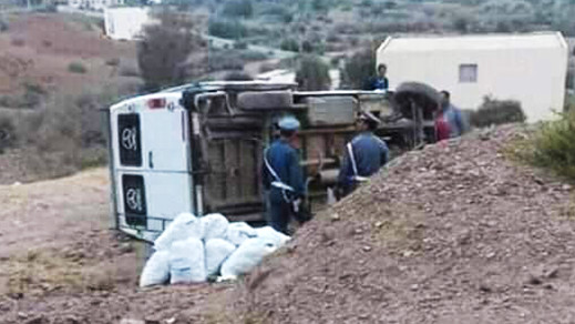 نقل 3 أشخاص إلى مستشفى الحسيمة إثر انقلاب سيارتهم في حادث مروع بضواحي تمسمان نقل 3 أشخاص إلى مستشفى الحسيمة إثر انقلاب سيارتهم في حادث مروع بضواحي تمسمان