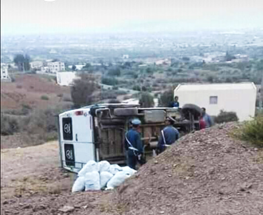 نقل 3 أشخاص إلى مستشفى الحسيمة إثر انقلاب سيارتهم في حادث مروع بضواحي تمسمان نقل 3 أشخاص إلى مستشفى الحسيمة إثر انقلاب سيارتهم في حادث مروع بضواحي تمسمان