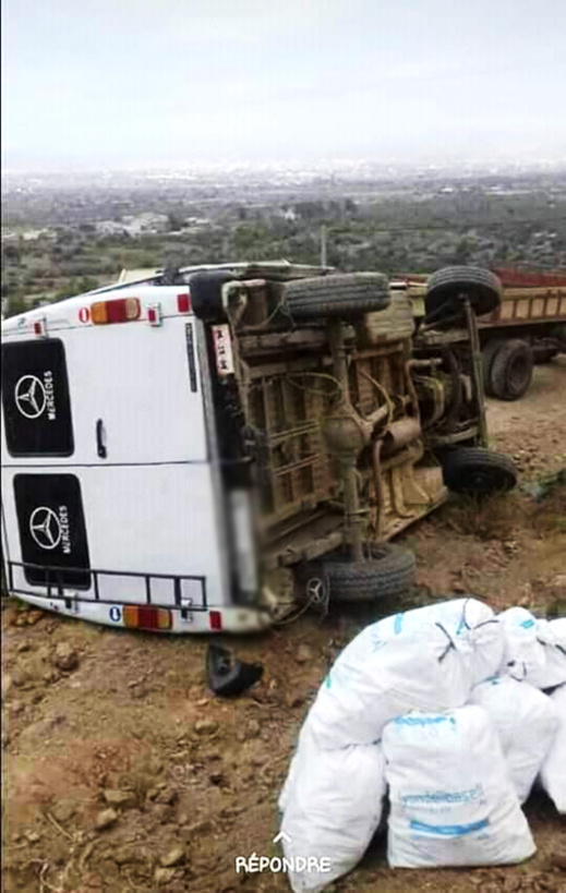 نقل 3 أشخاص إلى مستشفى الحسيمة إثر انقلاب سيارتهم في حادث مروع بضواحي تمسمان نقل 3 أشخاص إلى مستشفى الحسيمة إثر انقلاب سيارتهم في حادث مروع بضواحي تمسمان