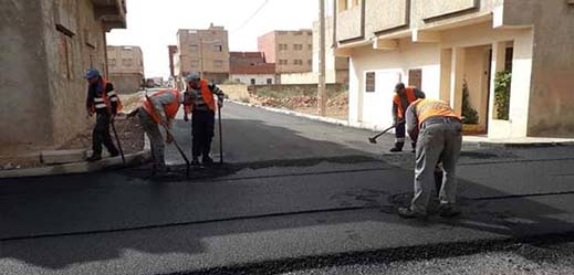 مشاريع تهيئة وتزفيت الشوارع والأحياء غير المهيكلة بمدينة العروي تتواصل على قدم وسق مشاريع تهيئة وتزفيت الشوارع والأحياء غير المهيكلة بمدينة العروي تتواصل على قدم وسق