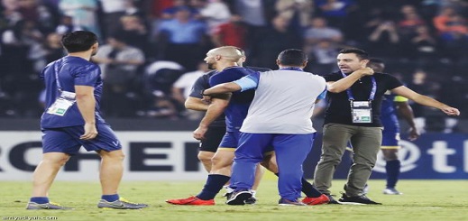النجم الريفي أمرابط يدخل في شجار على أرضية الملعب مع لاعب البارصا السابق تشافي النجم الريفي أمرابط يدخل في شجار على أرضية الملعب مع لاعب البارصا السابق تشافي