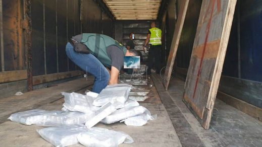 بالصور.. توقيف شاحنة محملة بكمية كبيرة من الحشيش كانت في طريقها الى إسبانيا بالصور.. توقيف شاحنة محملة بكمية كبيرة من الحشيش كانت في طريقها الى إسبانيا