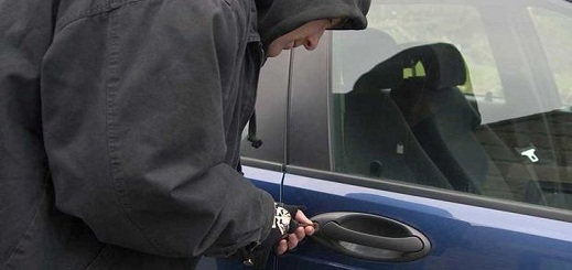 توقيف شخص متخصص في سرقة السيارات وحجز مفاتيح ولوحات ترقيم مزورة