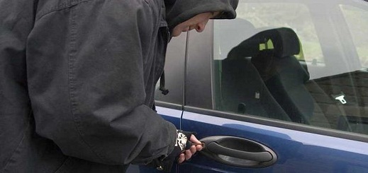 توقيف شخص متخصص في سرقة السيارات وحجز مفاتيح ولوحات ترقيم مزورة توقيف شخص متخصص في سرقة السيارات وحجز مفاتيح ولوحات ترقيم مزورة
