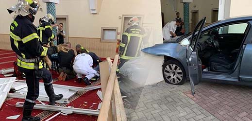 رجل يحاول اقتحام مسجد بسيارته عمدا في شرق فرنسا رجل يحاول اقتحام مسجد بسيارته عمدا في شرق فرنسا