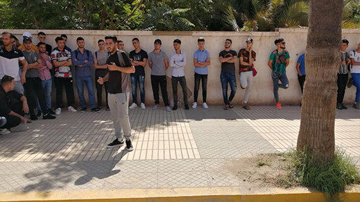 طلبة العروي يحتجون ضد شركة الطوبيسات طلبة العروي يحتجون ضد شركة الطوبيسات