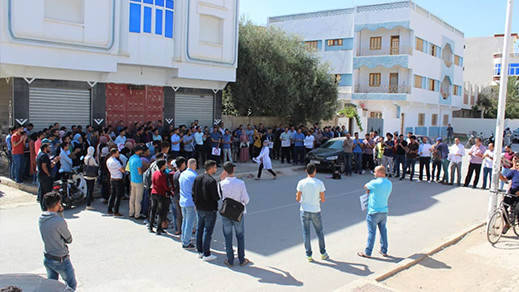 التنسيقية الوطنية للاساتذة الذين فرض عليهم التعاقد يحتجون أمام مقر مديرية التعليم بميضار التنسيقية الوطنية للاساتذة الذين فرض عليهم التعاقد يحتجون أمام مقر مديرية التعليم بميضار