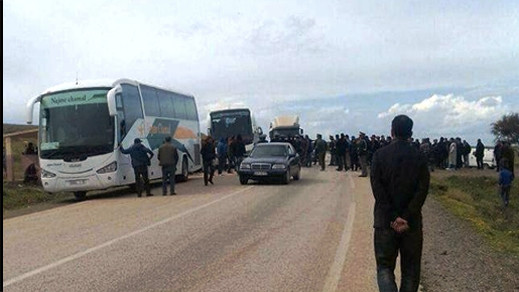 مهنيو النقل ينتقدون الوزارة بسبب منع الحافلات من استعمال الطريق الساحلية بين الناظور وطنجة مهنيو النقل ينتقدون الوزارة بسبب منع الحافلات من استعمال الطريق الساحلية بين الناظور وطنجة