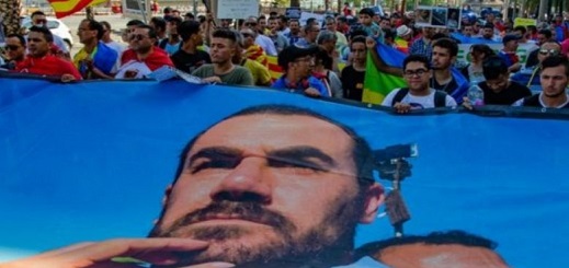 الزفزافي يستحضر من داخل السجن الأغنية الشهيرة "في بلادي ظلموني" ويحيي الألتراس الزفزافي يستحضر من داخل السجن الأغنية الشهيرة "في بلادي ظلموني" ويحيي الألتراس