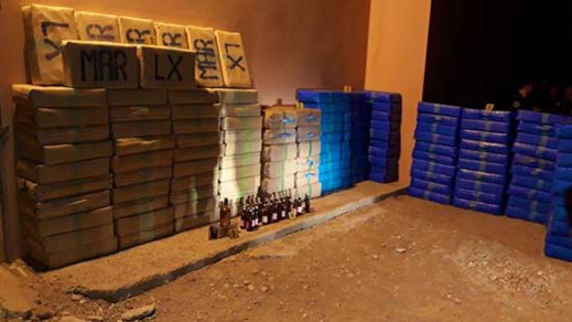 بالصور.. ضبط أزيد من 6 أطنان من مخدر الشيرا داخل شاحنة لنقل البضائع بالصور.. ضبط أزيد من 6 أطنان من مخدر الشيرا داخل شاحنة لنقل البضائع