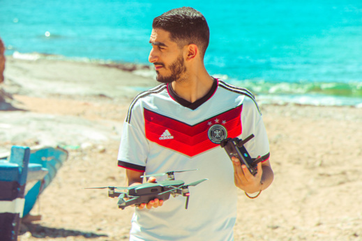 بلال أحفيظ.. "العقل التقني" الذي صوَّر الناظور من السماء فَدَخل أرشيف تاريخ الحاضرة بلال أحفيظ.. "العقل التقني" الذي صوَّر الناظور من السماء فَدَخل أرشيف تاريخ الحاضرة