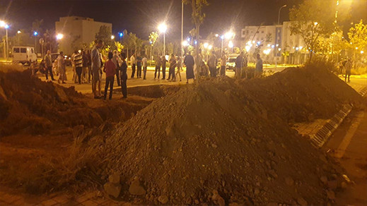 ساكنة حي العمران بسلوان تحتج على تثبيت لاقط هوائي بالحي