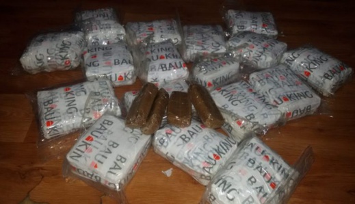 ايقاف زوجين مقيمان بفرنسا بتهمة تهريب مخدرات ومبالغ مالية ايقاف زوجين مقيمان بفرنسا بتهمة تهريب مخدرات ومبالغ مالية