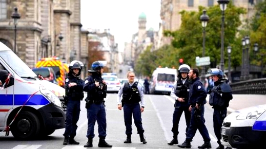هجوم يستهدف مقرا للشرطة في قلب العاصمة الفرنسية باريس يسفر عن مقتل 4 أمنيين