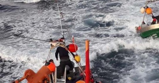 إختفاء قارب صيد تقليدي على متنه 4 بحارين من مدينة الحسيمة إختفاء قارب صيد تقليدي على متنه 4 بحارين من مدينة الحسيمة