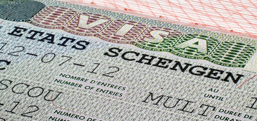 إيهام عدة أشخاص بتوفير عقود عمل في دول أجنبية توقع بزوجين في قبضة الأمن