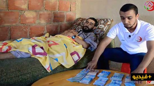 بالفيديو.. محسنون يتبرعون بـ10 مليون سنتيم لفائدة أب لأطفال صغار يعاني من مرض عضال من تمسمان