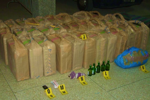 تبادل لإطلاق النار بين الأمن ومهربين ينتهي بحجز كمية مهمة من المخدرات وتوقيف 3 أشخاص تبادل لإطلاق النار بين الأمن ومهربين ينتهي بحجز كمية مهمة من المخدرات وتوقيف 3 أشخاص