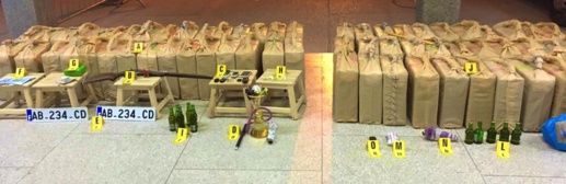 تبادل لإطلاق النار بين الأمن ومهربين ينتهي بحجز كمية مهمة من المخدرات وتوقيف 3 أشخاص تبادل لإطلاق النار بين الأمن ومهربين ينتهي بحجز كمية مهمة من المخدرات وتوقيف 3 أشخاص