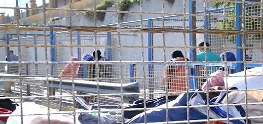 توقيف نساء يخفين تحت ملابسهن أكثر من 10 كليوغرامات من الحشيش معدة للتهريب توقيف نساء يخفين تحت ملابسهن أكثر من 10 كليوغرامات من الحشيش معدة للتهريب
