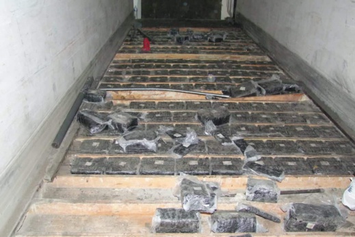 حجز طنين و 200 كلغ من الحشيش على متن شاحنة للنقل الدولي حجز طنين و 200 كلغ من الحشيش على متن شاحنة للنقل الدولي